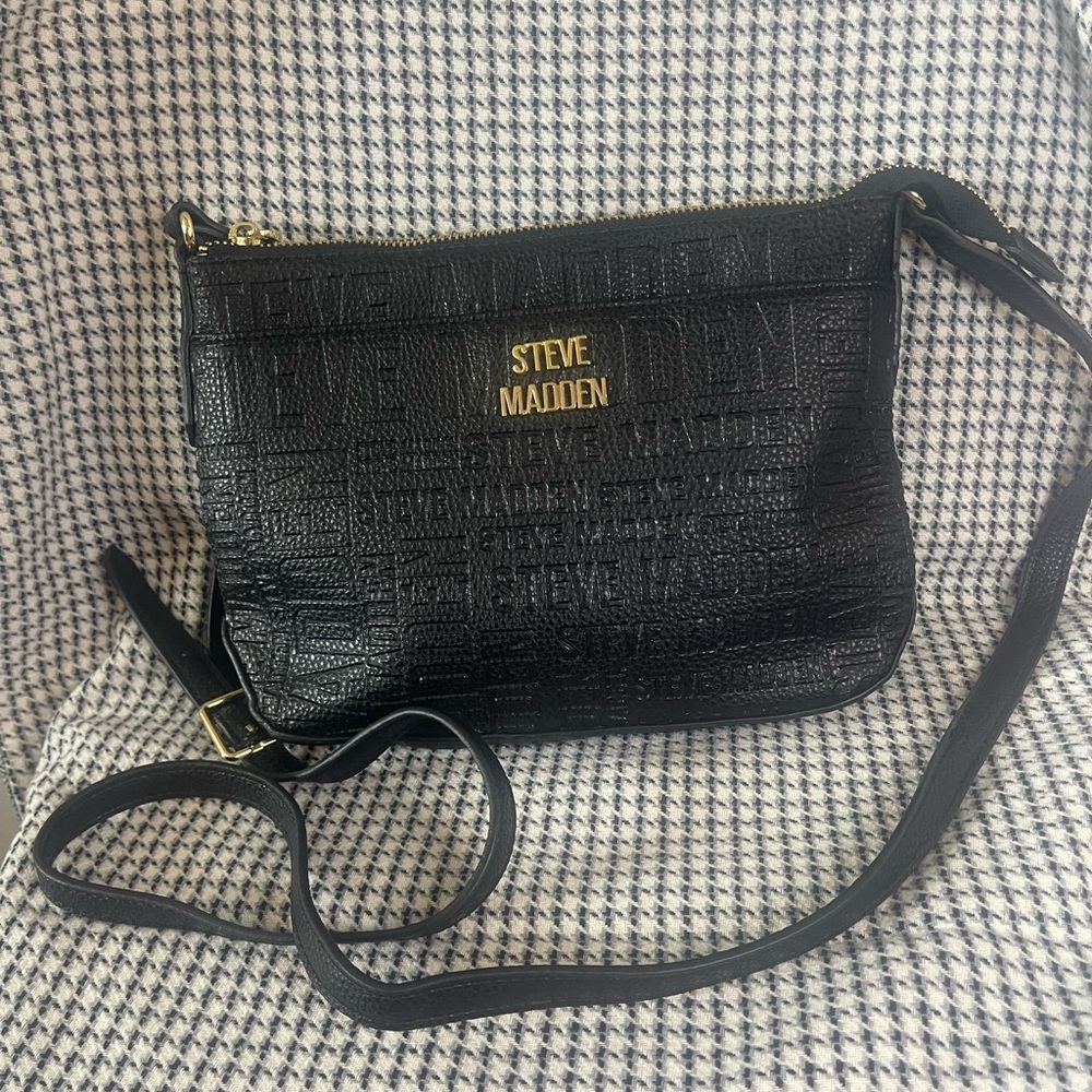 Cute Black leather Steve Madden crossbody bag with gold accents